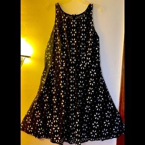 ⭐️⭐️2 for $10. Awesome dress with lace flowers over black dress. Cute size 16